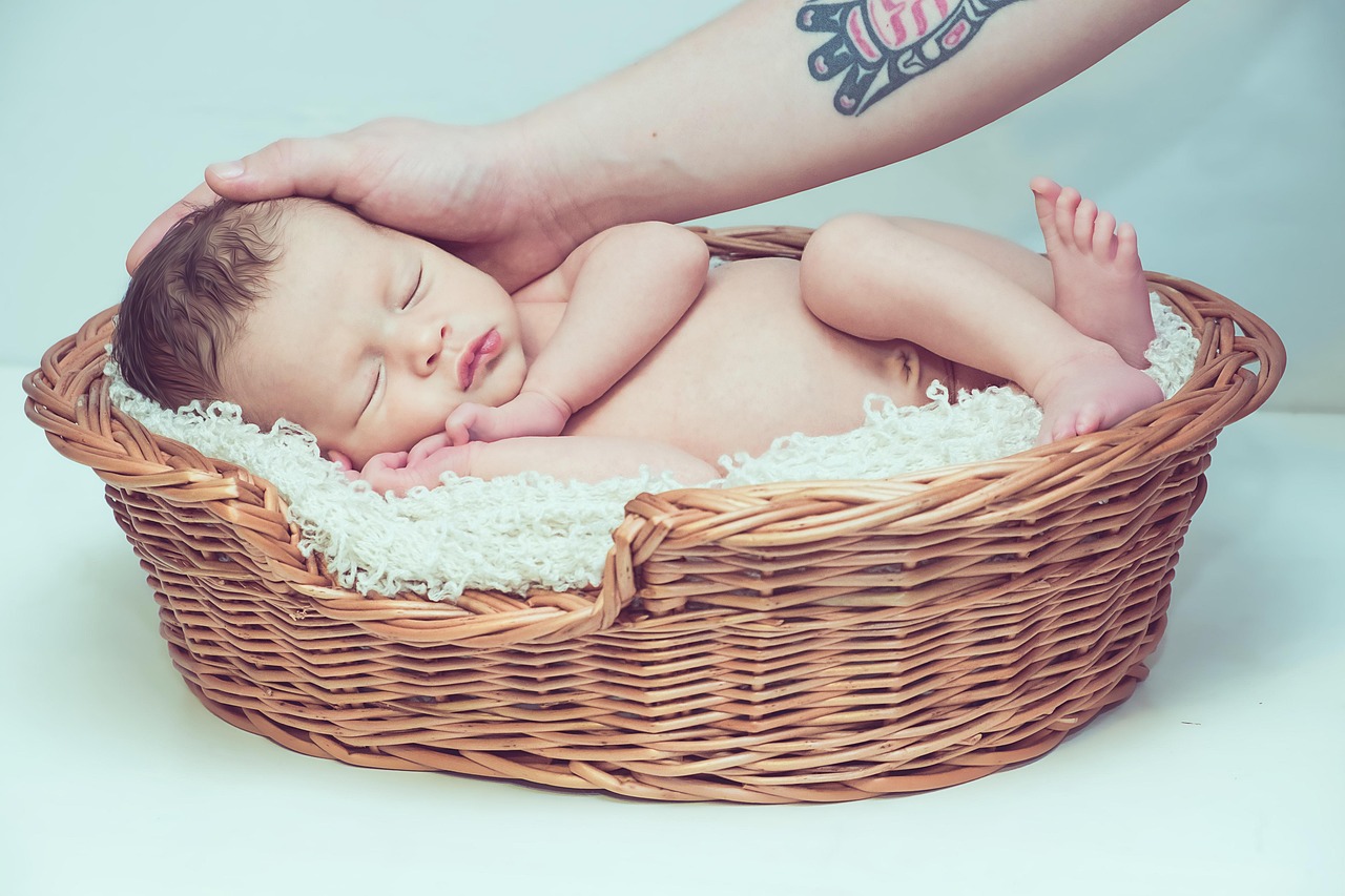 découvrez notre sélection de cadeaux pour bébés : des peluches douillettes aux vêtements adorables, trouvez le présent idéal pour accueillir un nouveau-né avec tendresse et style.