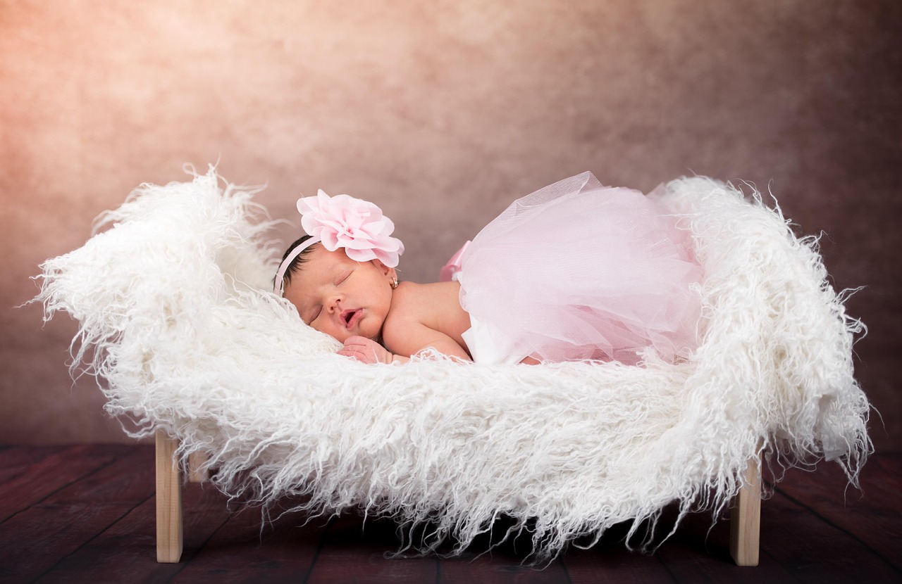 découvrez nos conseils essentiels pour bien préparer l'arrivée de bébé et accueillir votre nouveau-né dans les meilleures conditions.
